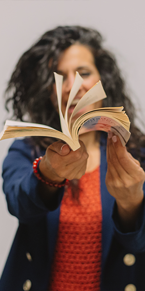 marzia-cossu-abriendo-un-libro marzia-cossu-abriendo-un-libro