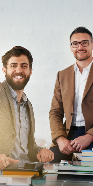 hombres-sonriendo-objetivo hombres-sonriendo-objetivo